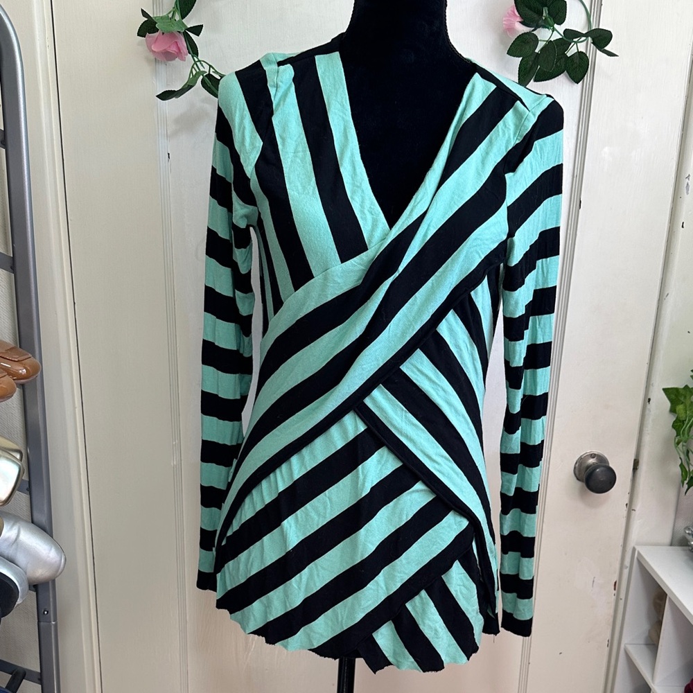 Slimming stripes stretchy top NWOT designer Vince Camuto flattering print, soft!